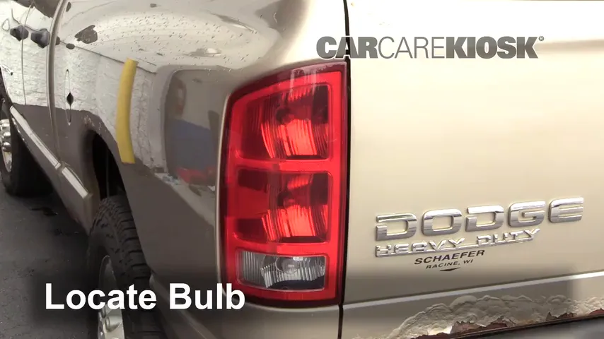 2004 Dodge Ram 2500 ST 5.9L 6 Cyl. Turbo Diesel Crew Cab Pickup (4 Door) Éclairage Feu clignotant arrière (remplacer l'ampoule)